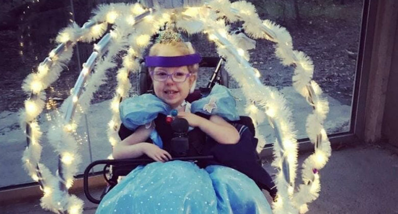 Trasforma la sedia a rotelle della figlia nella carrozza di Cenerentola