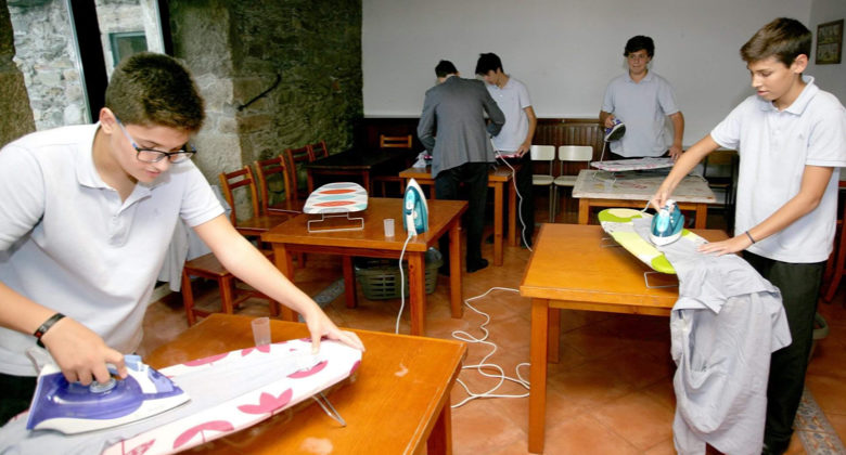La scuola che insegna i lavori domestici ai suoi studenti