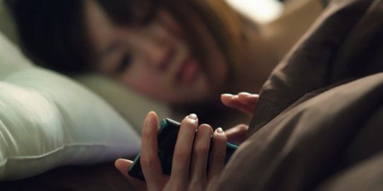 I pericoli del dormire con il cellulare