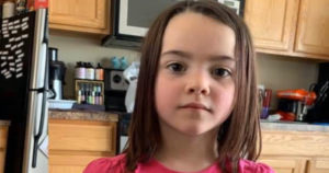 A scuola la costringono a cambiare il vestito che le ha regalato la nonna