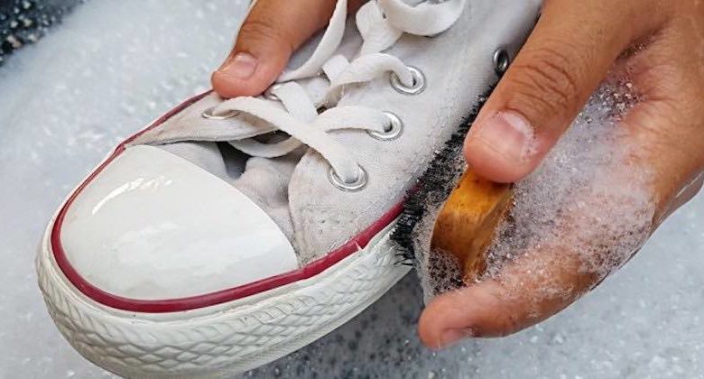 rimedi per sbiancare le scarpe