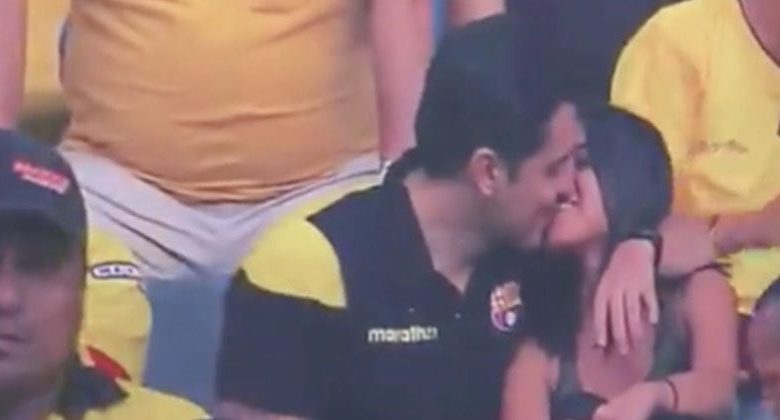 tradisce la moglie allo stadio