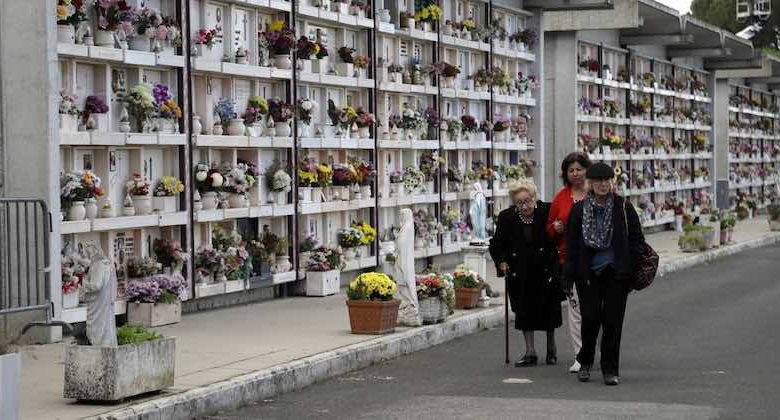 Vedova rapinata al cimitero