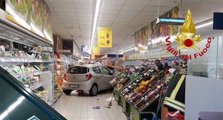 auto nel supermercato