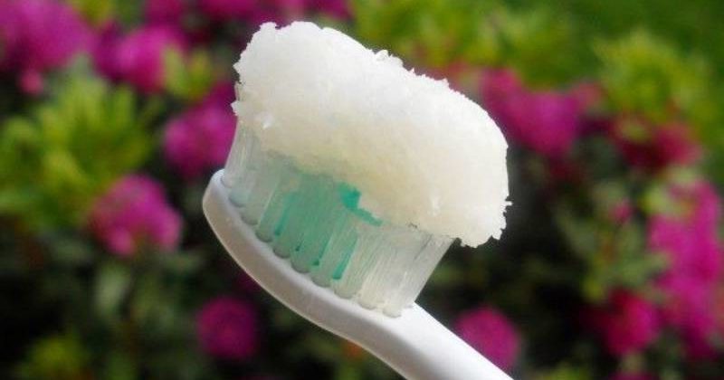dentifricio naturale a base di olio di cocco