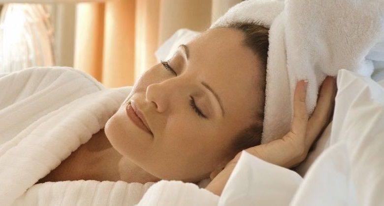 Dormire con i capelli bagnati