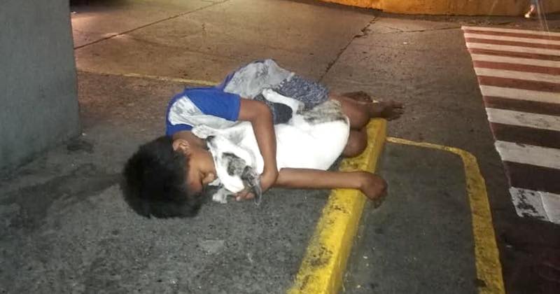 bambino senzatetto cane