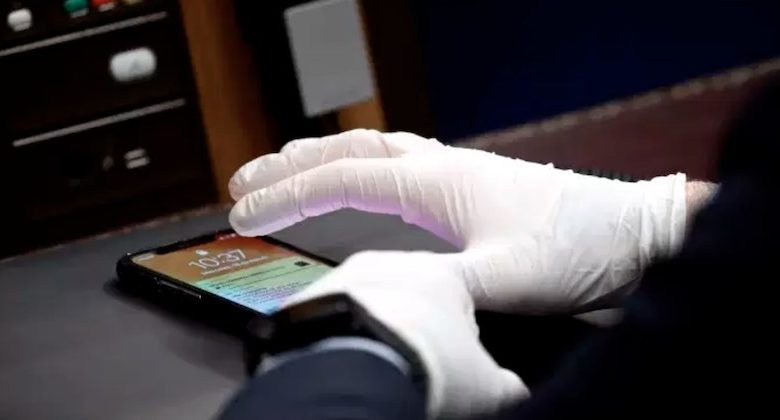 Come pulire il cellulare da germi e virus