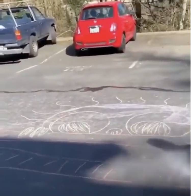 disegna sull'asfalto con i gessetti