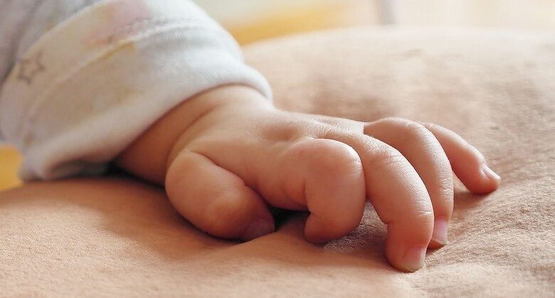 Coppia abbandona gemellini di 16 mesi