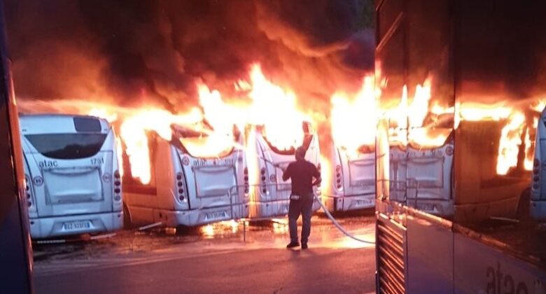 autobus in fiamme a Roma