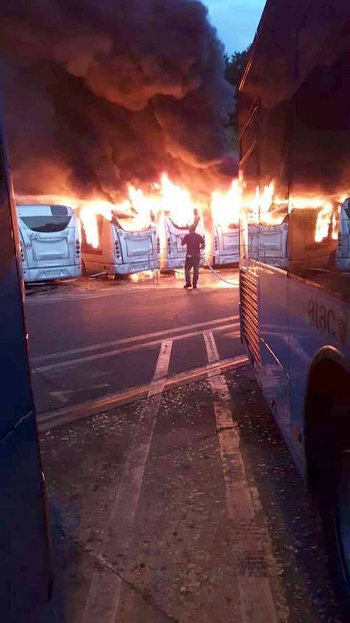 autobus in fiamme Roma