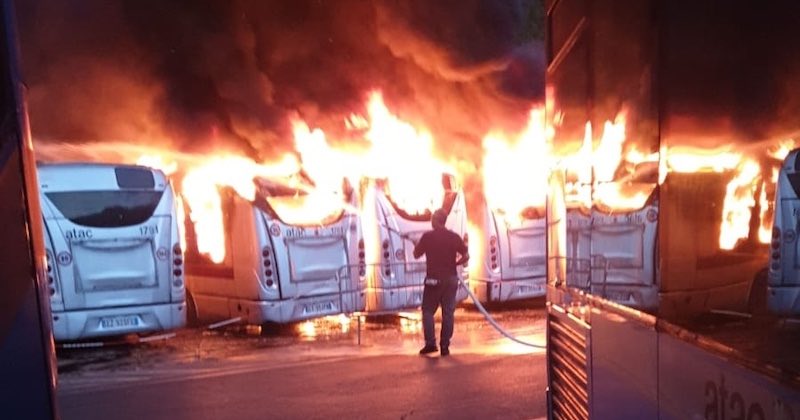 autobus in fiamme a Roma