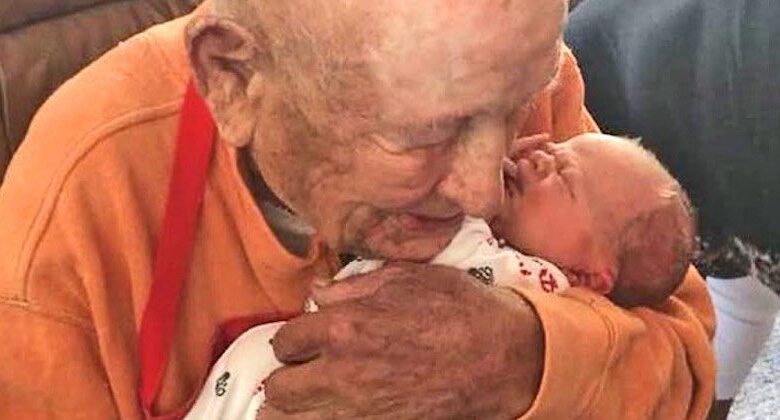 bisnonno di 105 anni abbraccia il pronipote