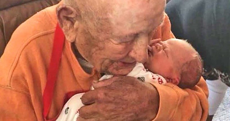 bisnonno di 105 anni abbraccia il pronipote