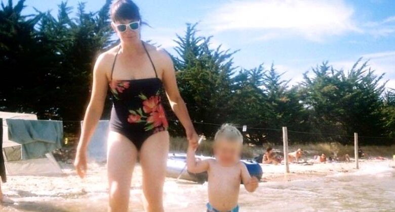 Una donna in bikini viene umiliata dal marito e dalla suocera per le sue forme