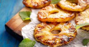 Ananas con cannella cucinata in forno