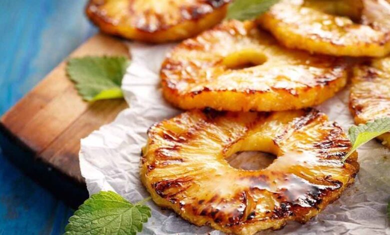 Ananas con cannella cucinata in forno