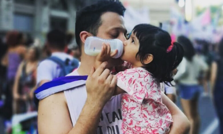 Padre single e gay adotta una bimba che viveva sola in ospedale