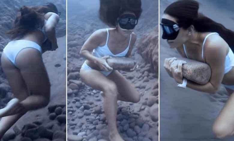 Colombiana corre in apnea sul fondale marino con una pietra in mano