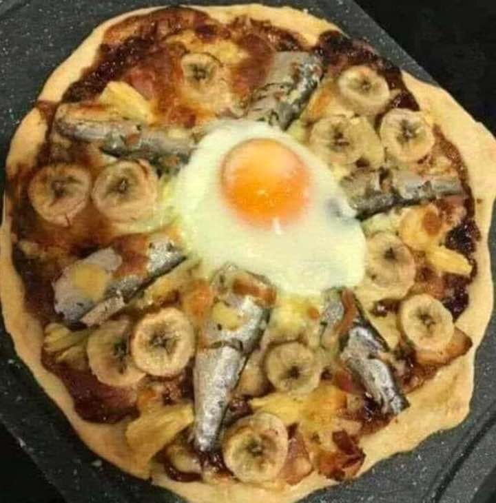 La pizza con sardine, uovo, banane