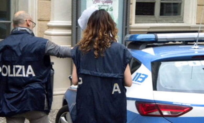 Ragazzo preso per il collo da un poliziotto