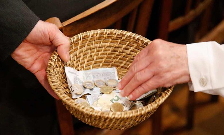 prete butta le offerte fuori dalla chiesa