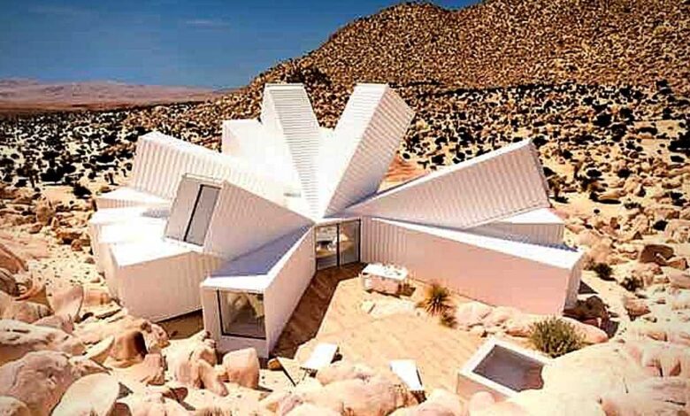 crea una casa di lusso a forma di fiore in mezzo al deserto