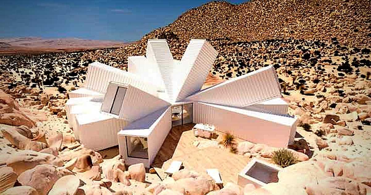 crea una casa di lusso a forma di fiore in mezzo al deserto