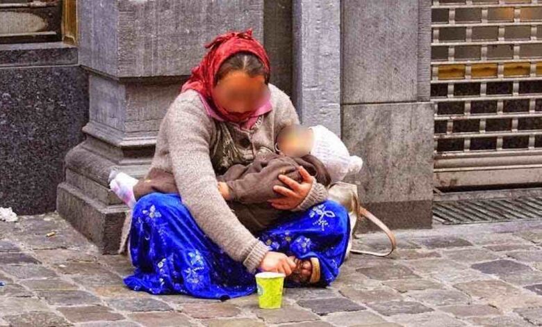 bambini madri che chiedono l'elemosina
