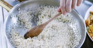 cucinare il riso per rimuovere l'arsenico