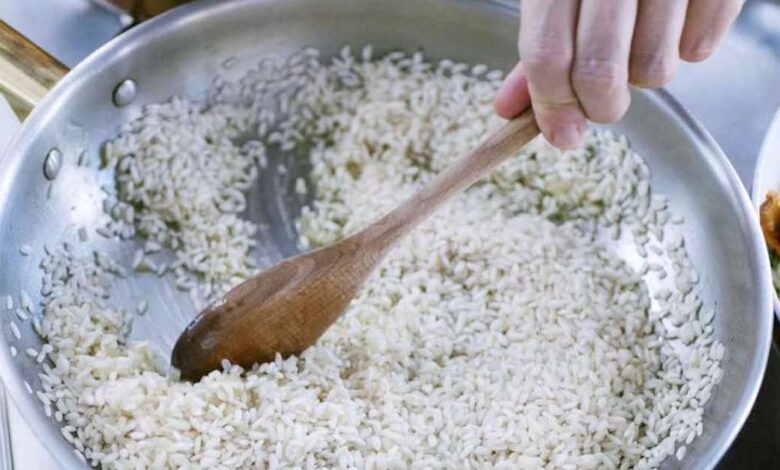 cucinare il riso per rimuovere l'arsenico
