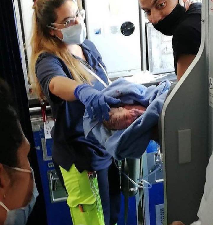 Una donna partorisce in aereo durante un volo