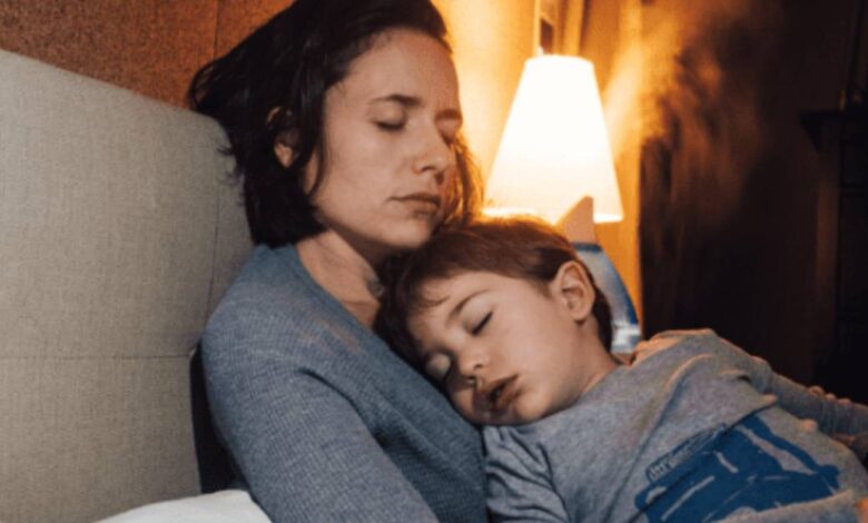 bambino dorme accanto alla madre morta
