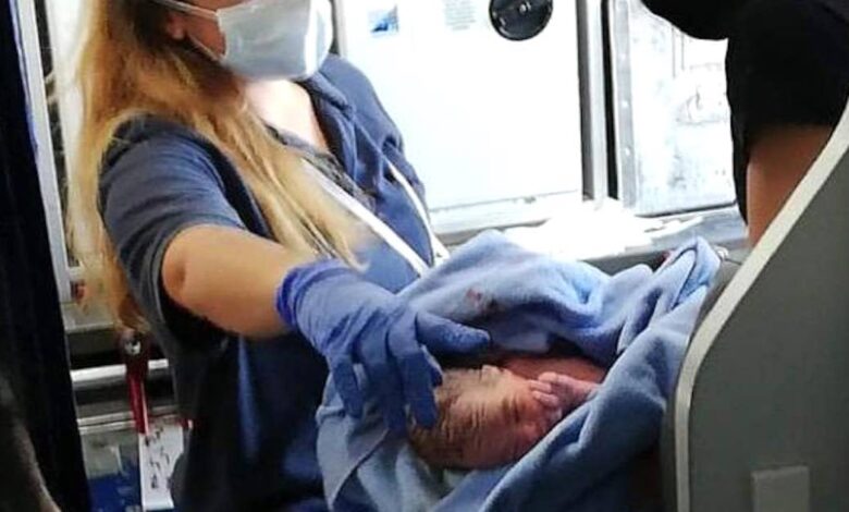 donna partorisce in aereo durante un volo