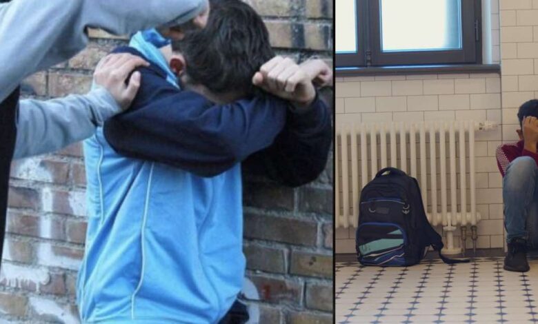 si nasconde nei bagni della scuola bulli