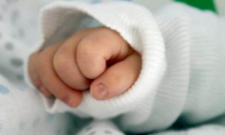 soffocare il figlio di 6 mesi