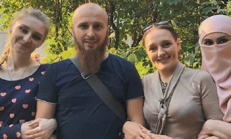 uomo sposato con tre donne