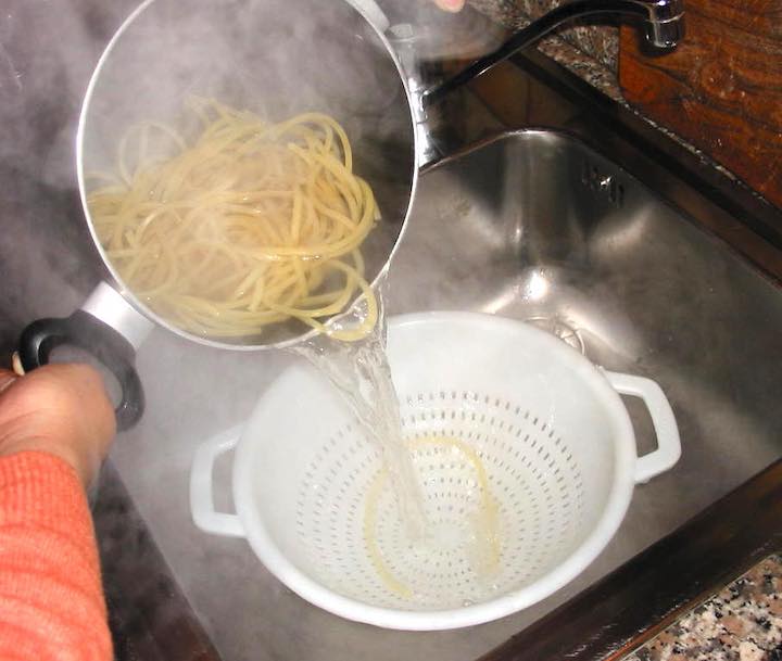 10 buoni motivi per non buttare l'acqua della pasta nel lavandino