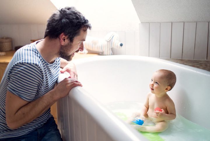 È normale fare un bagno con un bambino piccolo? Il parere degli esperti