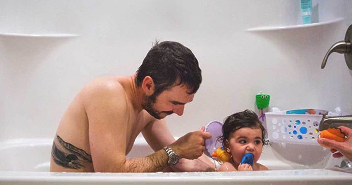 Il padre di mia figlia fa il bagno nudo con lei e questo mi preoccupa