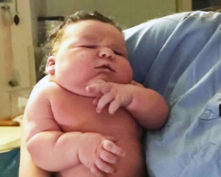Una donna partorisce il suo quarto figlio di 8 kg
