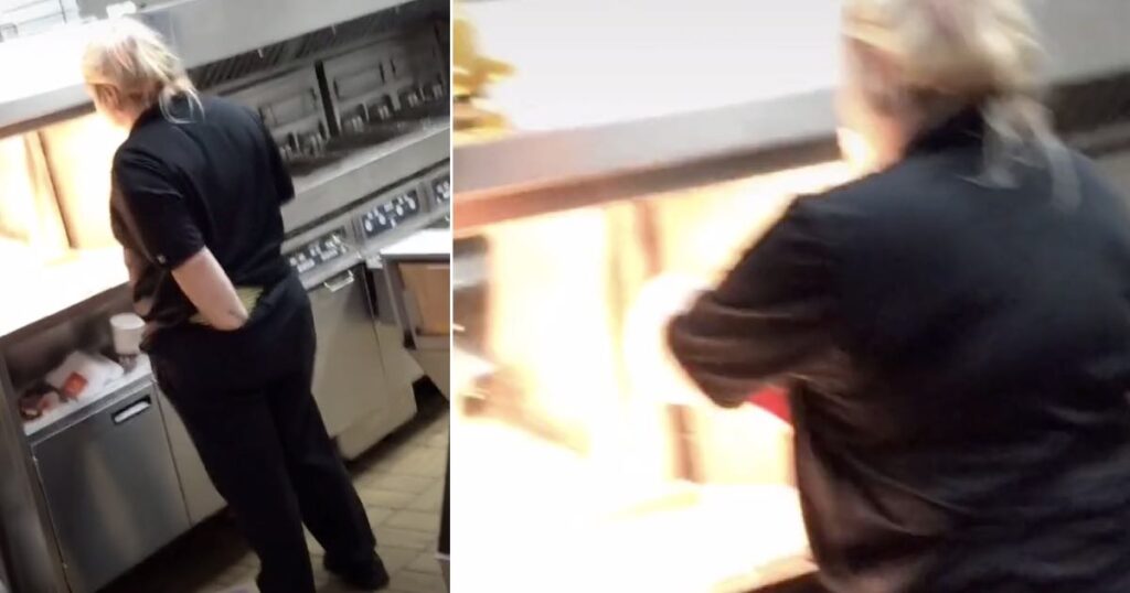 Una dipendente del McDonald's viene ripresa mentre mette la mano dentro i pantaloni
