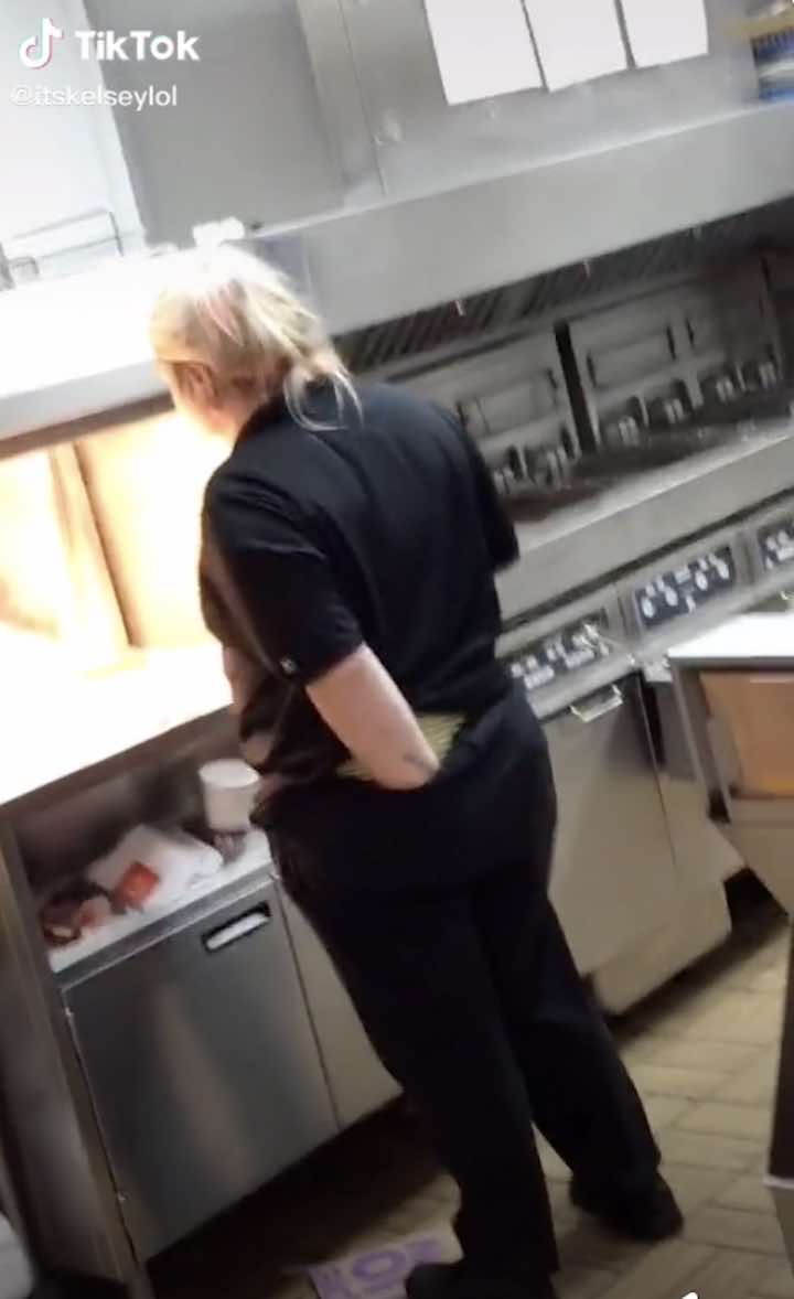 Una dipendente del McDonald's viene ripresa mentre mette la mano dentro pantaloni