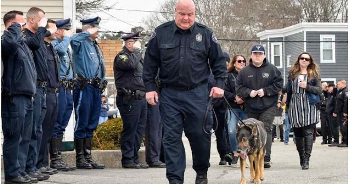 Il cane poliziotto fa la sua ultima pattuglia