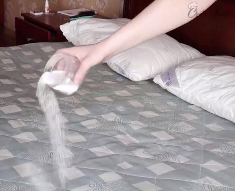 pulire un materasso fondo