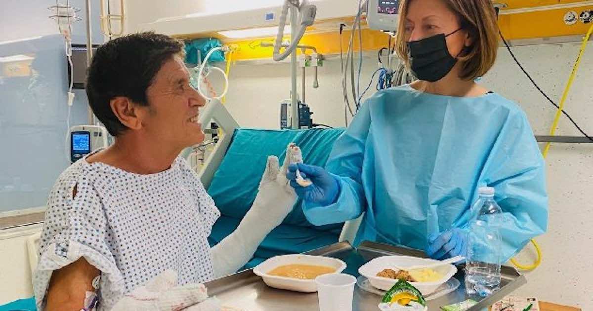 La foto di Gianni Morandi accudito in ospedale