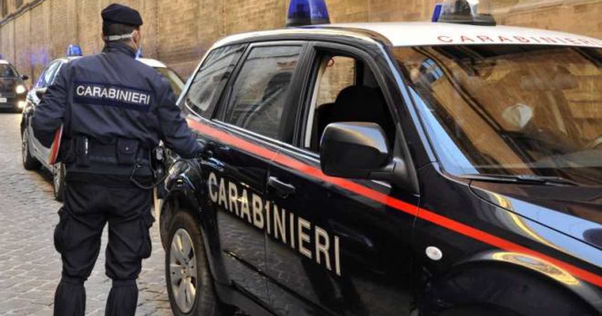 Carabiniere ripreso in un video mentre prende calci un ragazzo