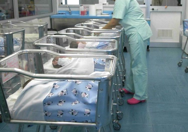 una 25enne partorisce 9 gemelli sani